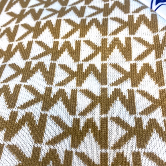 MICHEAL KORS SCARF TAN AND WHITE - Picture 4 of 4